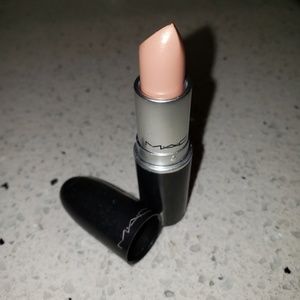 MAC cremesheen lipstick in Creme D' Nude